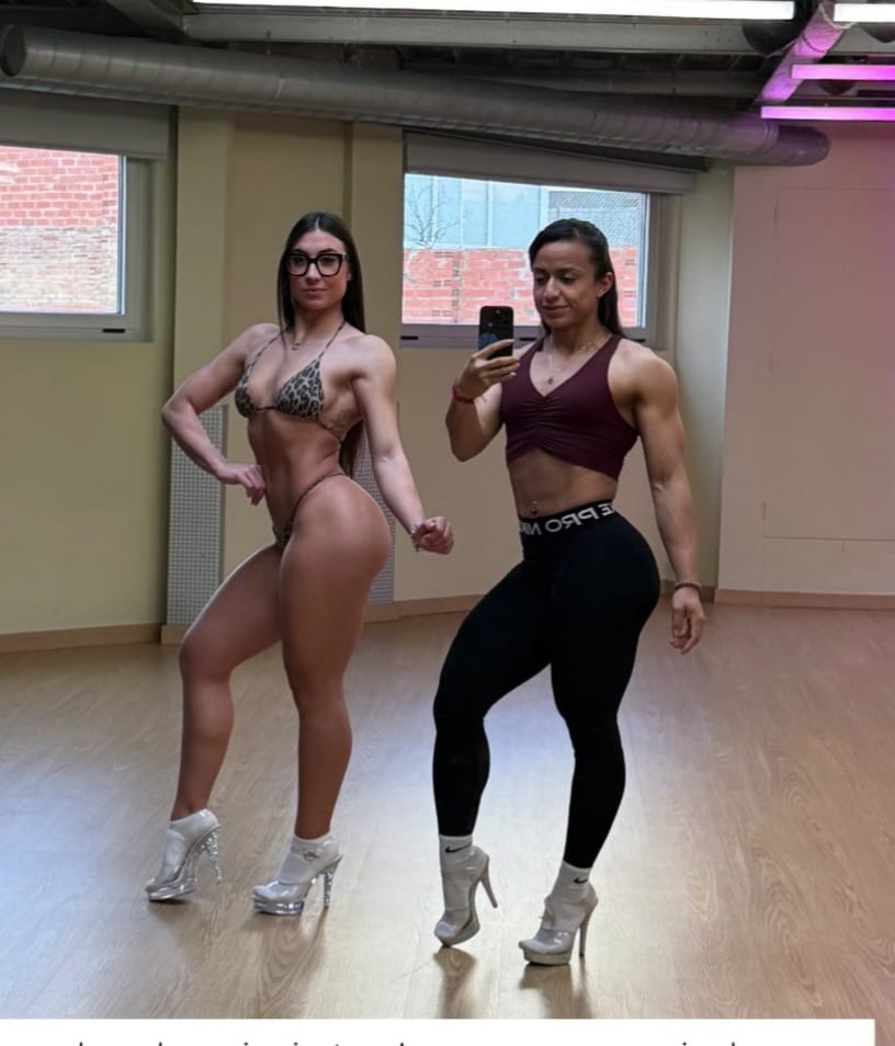 Dos atletas del equipo CW practicando posing en el estudio