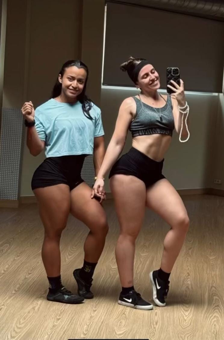 Dos integrantes del equipo CW posando juntas en el estudio de entrenamiento